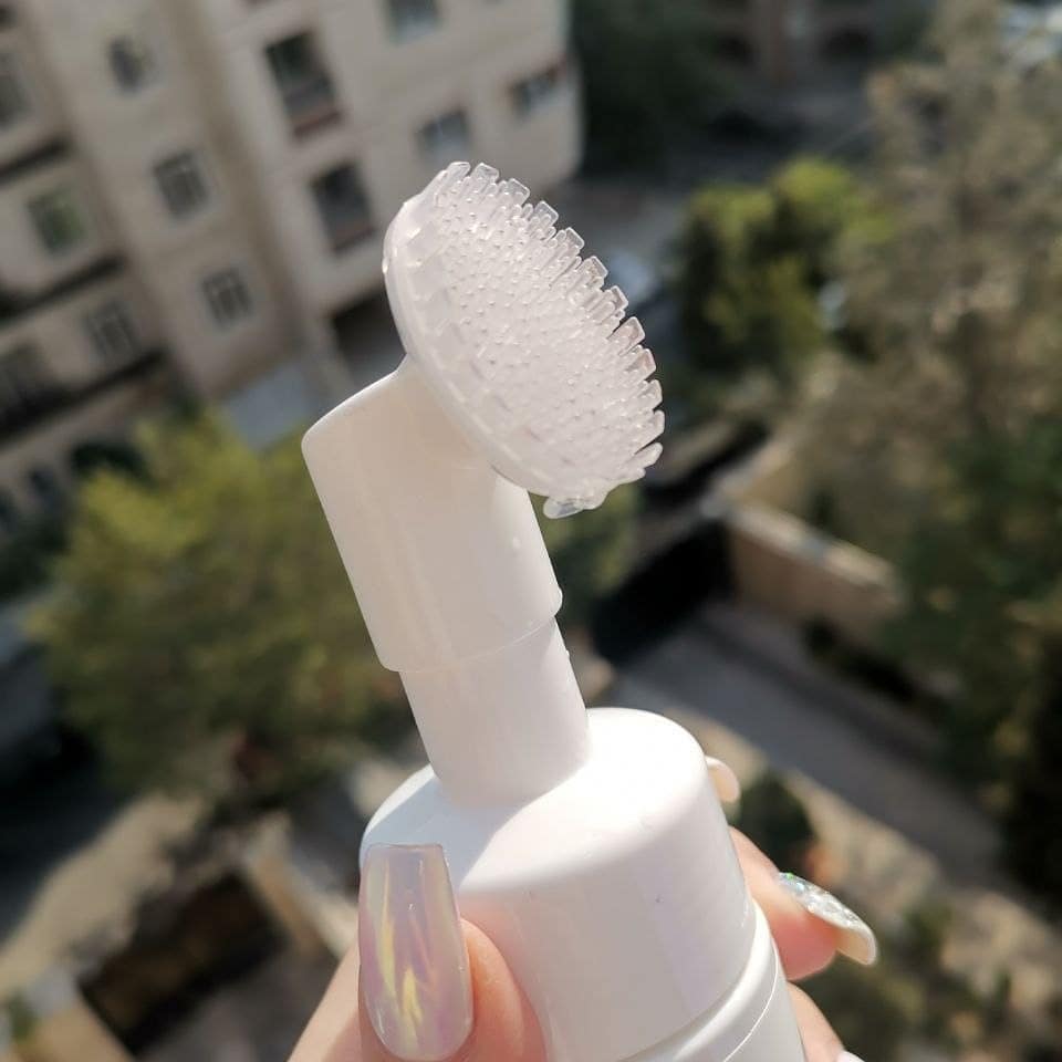 فوم شستشو صورت براش دار طلا؛ انتخاب کاربردی برای روتین روزانه در گروه آرایش پاک کن؛ نمای شماره 2