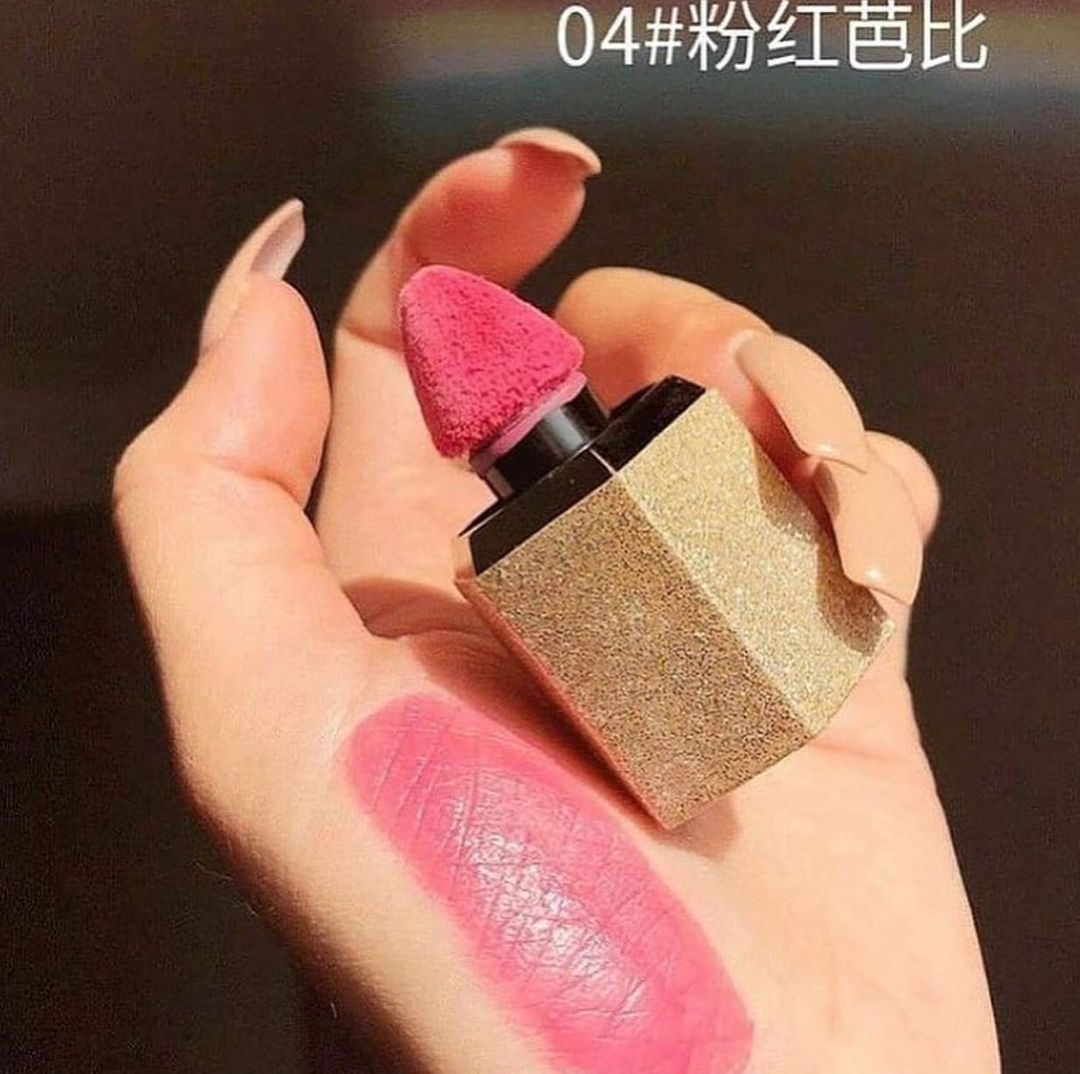 رژگونه مایع با تمرکز بر استفاده آسان و نتیجه طبیعی در گروه رژگونه