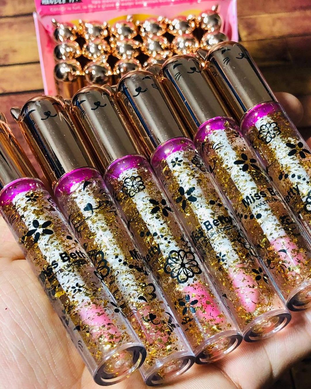 برق لب حرارتی طلادار گربه miss betty؛ گزینه‌ای مناسب برای تکمیل روتین زیبایی در گروه آرایش لب