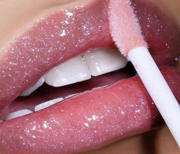 شاین لب هولوگرامی کیس بیوتی kiss beauty؛ انتخاب کاربردی برای روتین روزانه در گروه آرایش لب