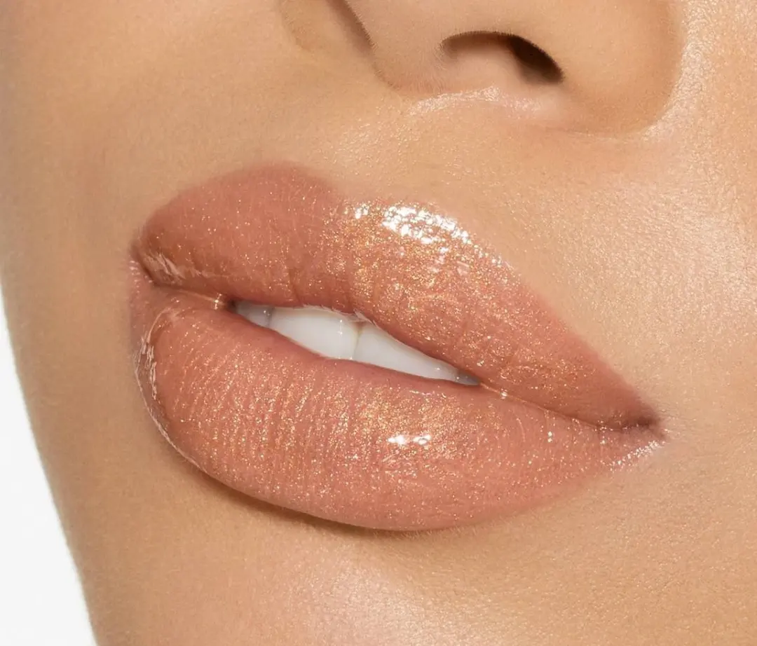شاین لب هولوگرامی کیس بیوتی kiss beauty؛ انتخاب کاربردی برای روتین روزانه در گروه آرایش لب؛ نمای شماره 2