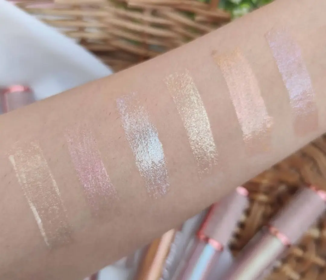 شاین لب هولوگرامی کیس بیوتی kiss beauty؛ انتخاب کاربردی برای روتین روزانه در گروه آرایش لب؛ نمای شماره 3