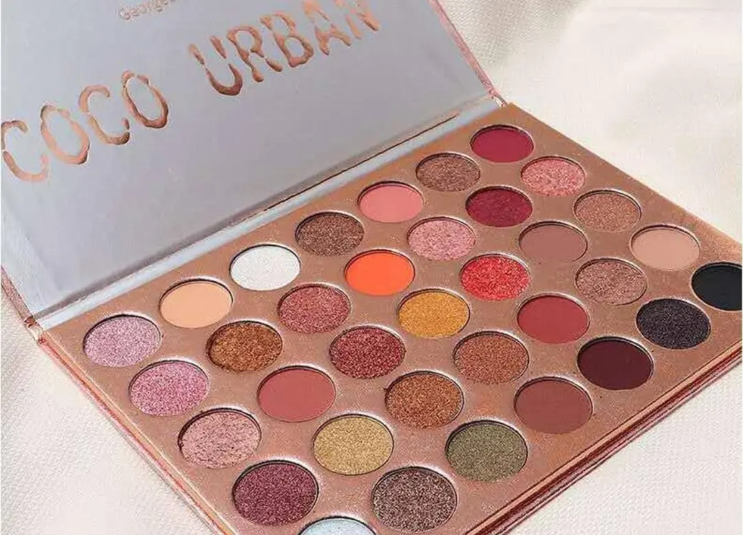 پالت سایه چشم 35 رنگ coco urban؛ گزینه‌ای مناسب برای تکمیل روتین زیبایی در گروه سایه؛ نمای شماره 2