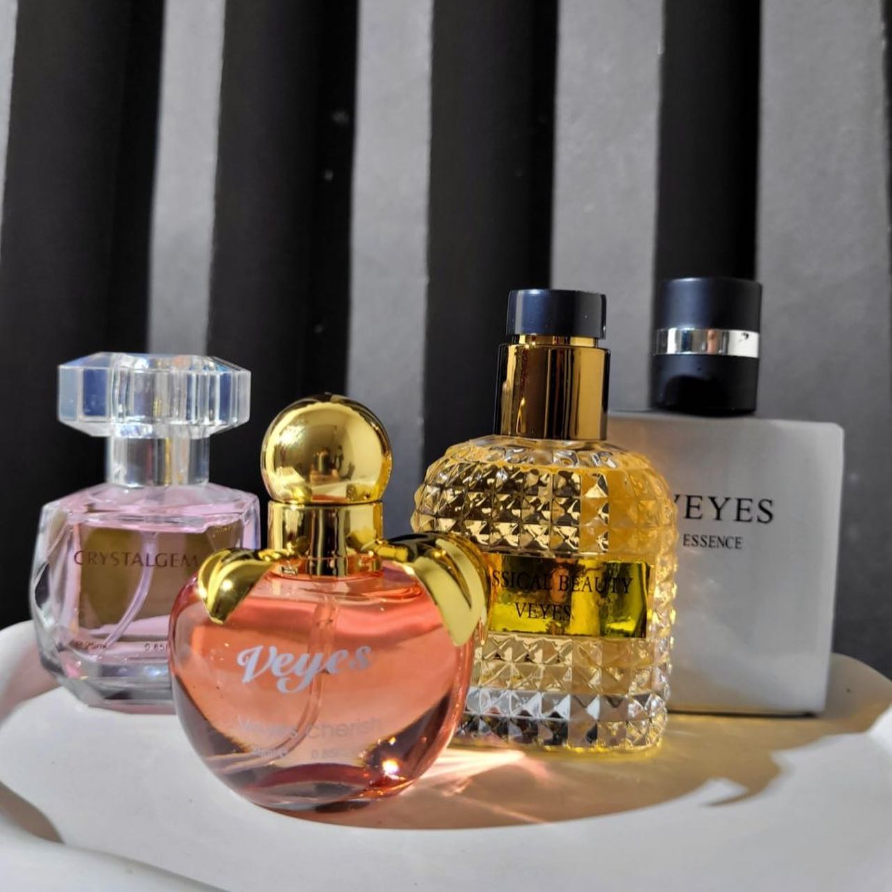 پک ادکلن چهارتایی veyes (دخترونه) با تمرکز بر استفاده آسان و نتیجه طبیعی در گروه عطر؛ نمای شماره 2