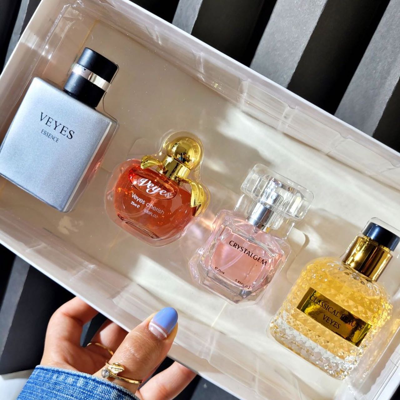 پک ادکلن چهارتایی veyes (دخترونه) با تمرکز بر استفاده آسان و نتیجه طبیعی در گروه عطر؛ نمای شماره 6
