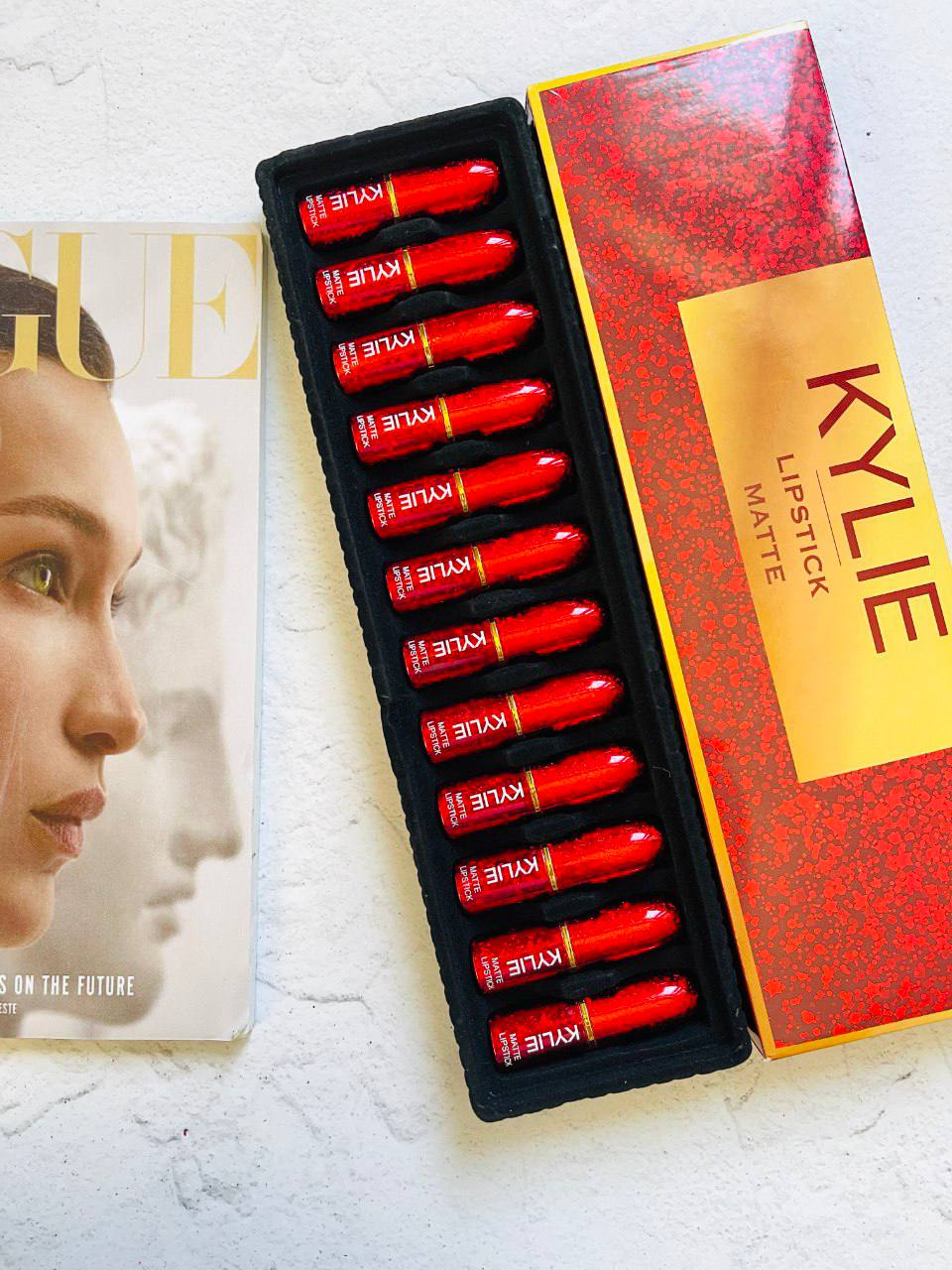 پک 12 تایی رژلب جامد کایلی KYLIE؛ انتخاب کاربردی برای روتین روزانه در گروه رژ؛ نمای شماره 3