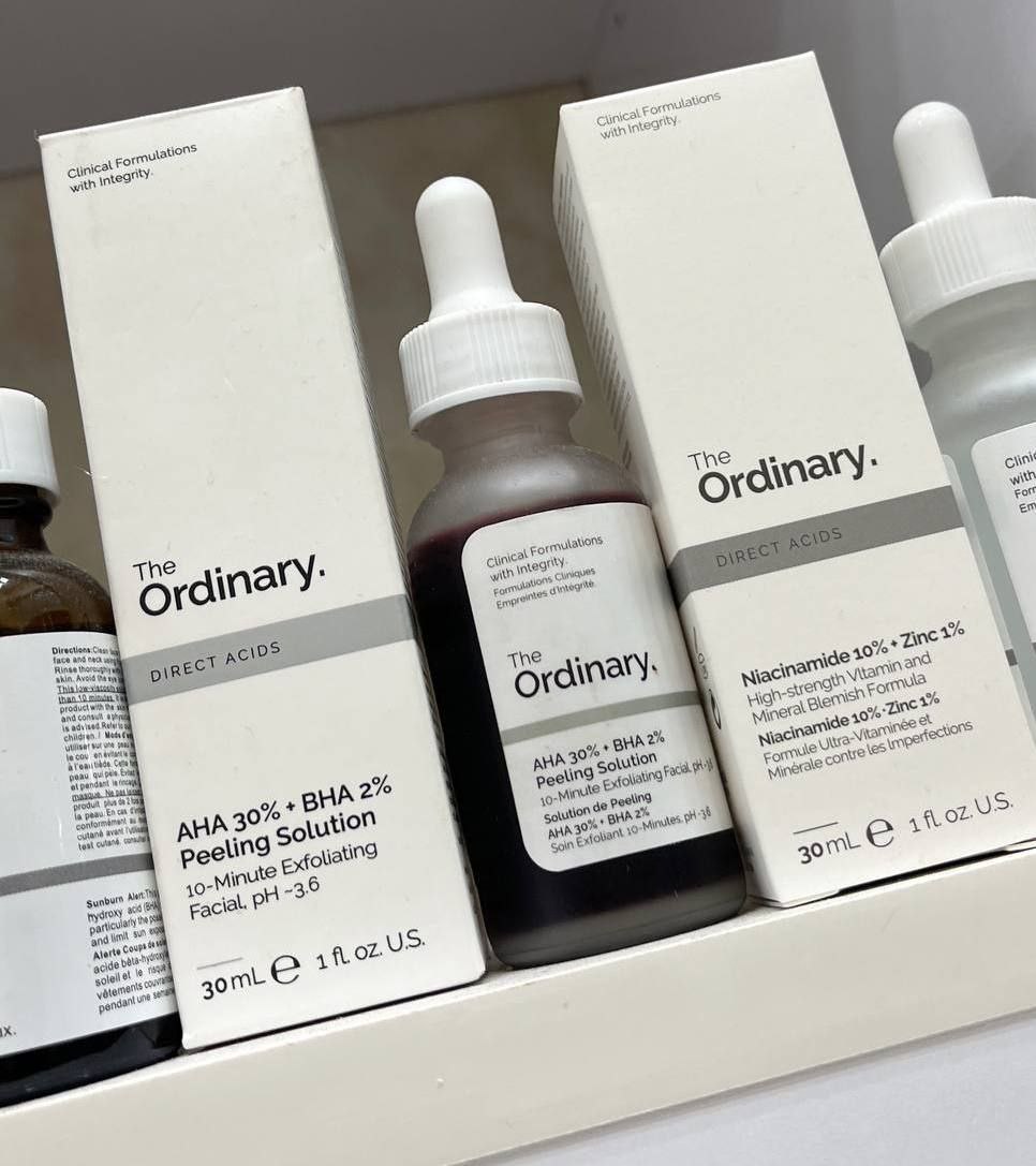 سرم پیلینگ و لایه بردار قرمز رنگ اوردینری ordinary با معرفی دقیق ویژگی‌ها و کاربرد در گروه ضد لک؛ نمای شماره 2